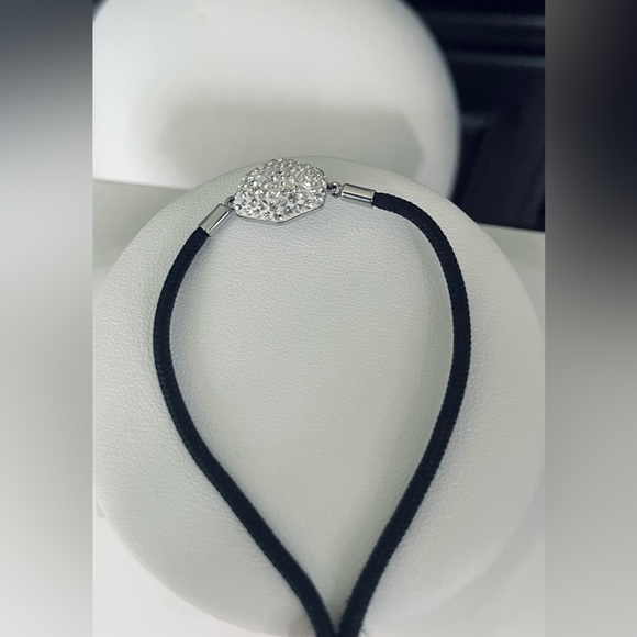 💚💚💚 SWAROVSKI CRYSTAL CORD SLIDE BRACELET.
New in Box; stored in a drawer. - Picture 7 of 8